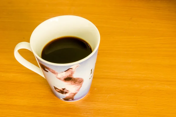 木製のテーブルの上の猫のコーヒー カップ — ストック写真