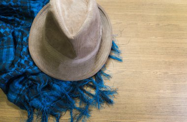 Atkı ve şapka ahşap.