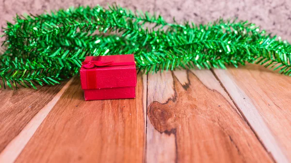 Decoraciones de la caja de regalo roja para Navidad, Año Nuevo y San Valentín en — Foto de Stock