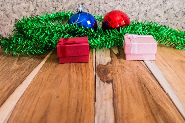 Confezione regalo rosso decorazioni per Natale, Capodanno e San Valentino su — Foto Stock