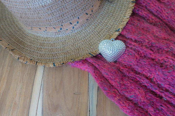 Cuore d'argento, sciarpa, cappello, scatola regalo su sfondo di legno decorat — Foto Stock
