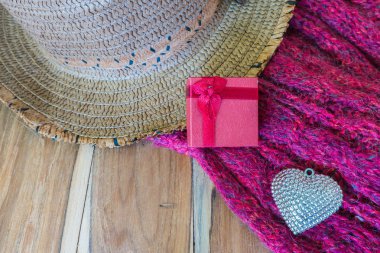 Hediye kutusu, gümüş kalp, scarve, ahşap arka plan decorat şapka