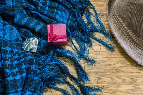 Red gift box, silver heart, Scarf and hat on wooden. valentine c — Stock Photo, Image