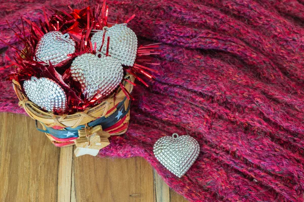 Corazón de plata, cesta, bufandas, en madera decorada para San Valentín —  Fotos de Stock