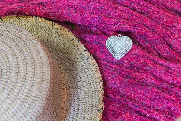 Stříbrné srdce a klobouk na šály, zdobené pro den svatého Valentýna. — Stock fotografie