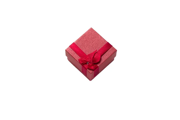 Caja de regalo roja sobre fondo blanco. — Foto de Stock