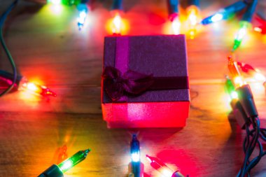 Hediye kutusu ve arka plan için Noel ışıkları.