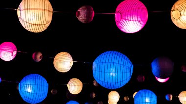 Işıkları ile süslemek için renkli topları. Arka planı için.