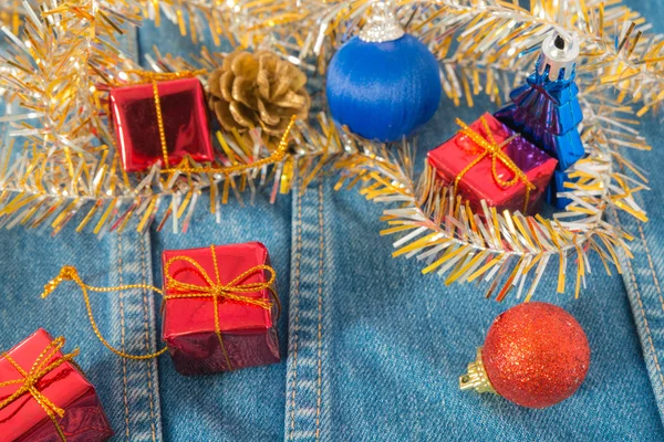 Подарочная коробка украшения на джинсах на Рождество и Новый год . — стоковое фото
