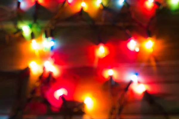Luces de Navidad desenfocadas en madera Para el fondo . —  Fotos de Stock
