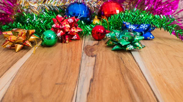 Las decoraciones para la Navidad y Año Nuevo en el suelo de madera. Usado f —  Fotos de Stock