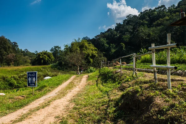 En liten grusväg till skogen Chiang Mai Thailand. — Stockfoto