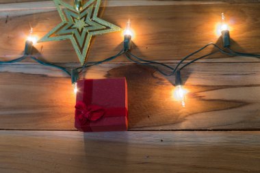 Noel ışıkları Noel ve yeni yıl için üzerinde ahşap dekore edilmiş.