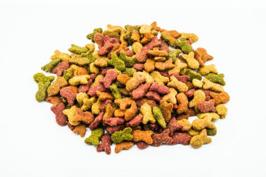 beyaz zemin üzerinde kedi maması.