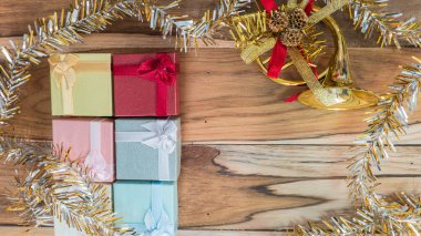 Noel ve yeni yıl arka plan üzerinde bir ahşap.