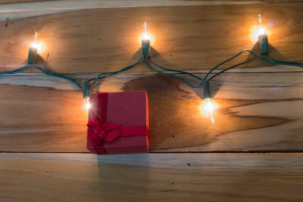 Lumières de Noël décorées pour Noël et le Nouvel An sur bois . — Photo