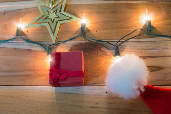 Рождественские огни украшены на Рождество и Новый год на деревянном . — стоковое фото
