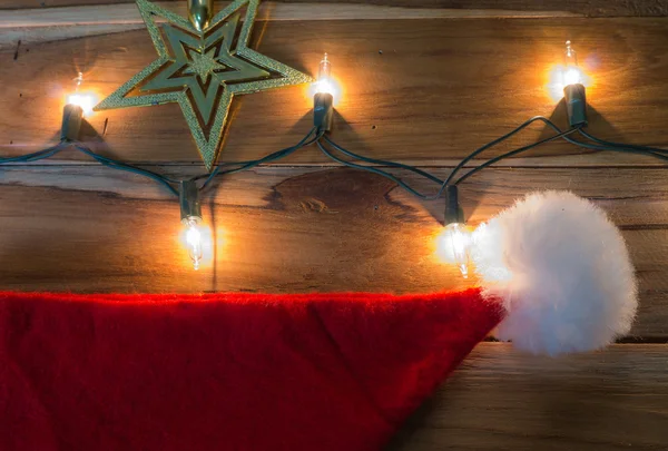 Рождественские огни украшены на Рождество и Новый год на деревянном . — стоковое фото