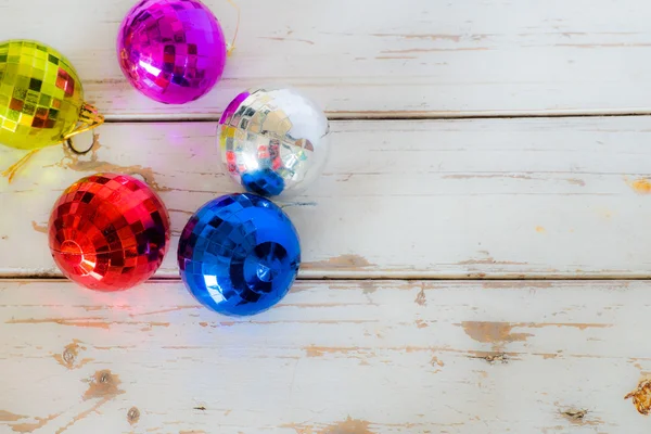 Bolas de Navidad sobre fondo de madera blanca . —  Fotos de Stock