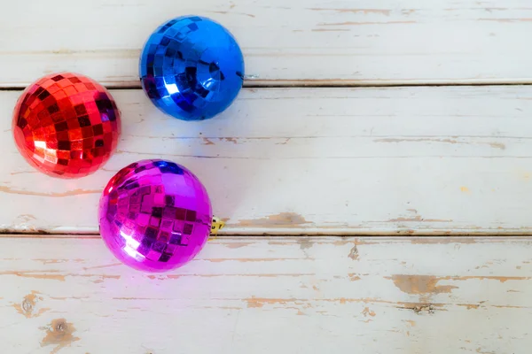 Bolas de Navidad sobre fondo de madera blanca . —  Fotos de Stock