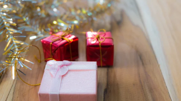 กล่องของขวัญคริสต์มาสและปีใหม่ พื้นหลังบนไม้ . — ภาพถ่ายสต็อก