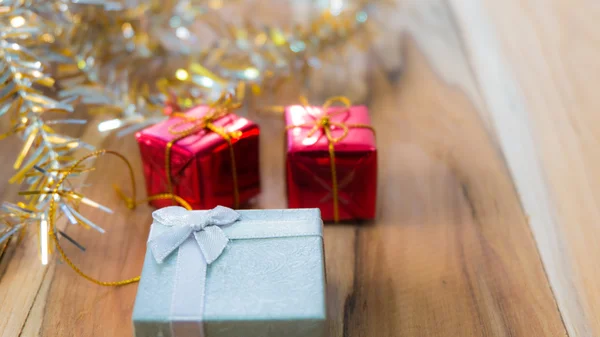圣诞和新年礼品盒背景上木. — 图库照片