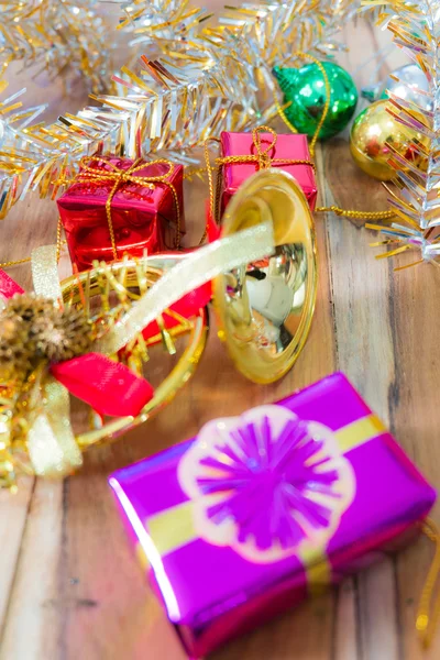 Jul och nyår presentförpackning bakgrund på en trä. — Stockfoto