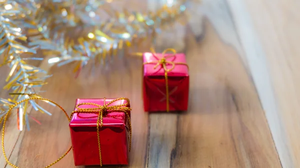 Caja de regalo de Navidad y Año Nuevo Fondo sobre una madera . — Foto de Stock