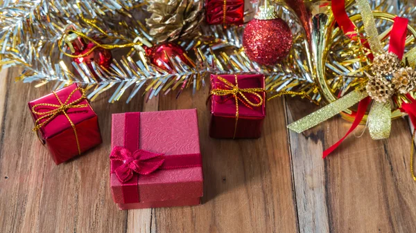 Caja de regalo decorada para Navidad y Año Nuevo. En el fondo —  Fotos de Stock