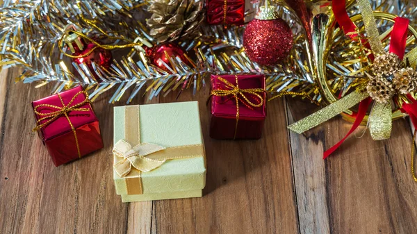 Zdobené krabičky na Vánoce a nový rok. Na pozadí — Stock fotografie