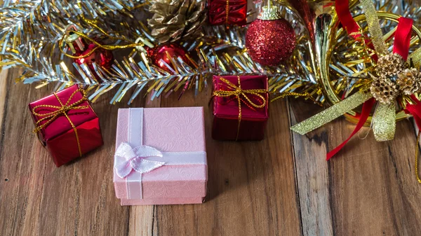 Scatola regalo decorata per Natale e Capodanno. Sullo sfondo — Foto Stock