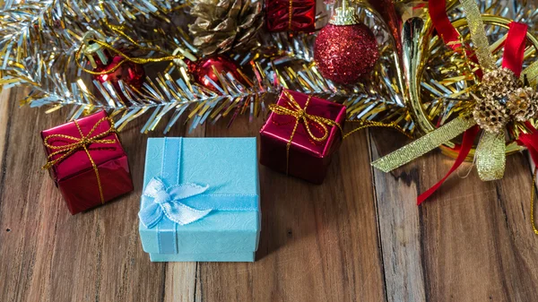 Scatola regalo decorata per Natale e Capodanno. Sullo sfondo — Foto Stock