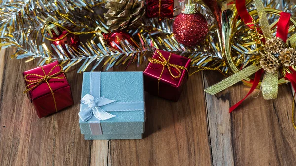 Caja de regalo decorada para Navidad y Año Nuevo. En el fondo —  Fotos de Stock