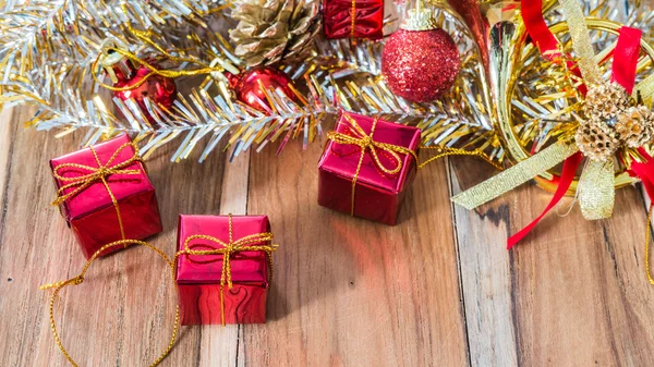 Caja de regalo decorada para Navidad y Año Nuevo. En el fondo —  Fotos de Stock