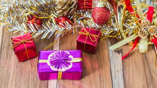 Zdobené krabičky na Vánoce a nový rok. Na pozadí — Stock fotografie