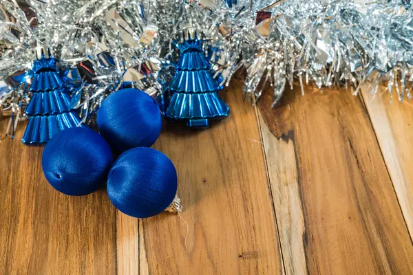 Azul decorado para Navidad y Año Nuevo. En el fondo de —  Fotos de Stock