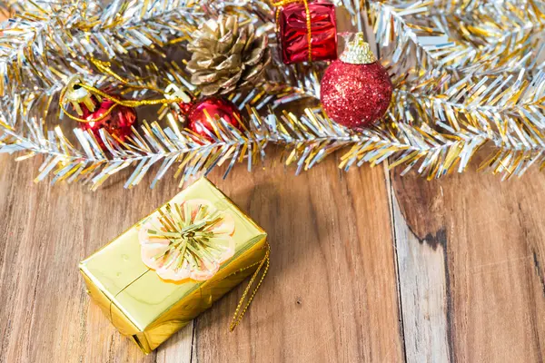 Decoración de Navidad y Año Nuevo en el suelo de madera . —  Fotos de Stock