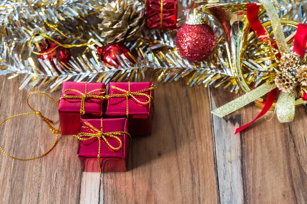 Decoración de Navidad y Año Nuevo en el suelo de madera . — Foto de Stock