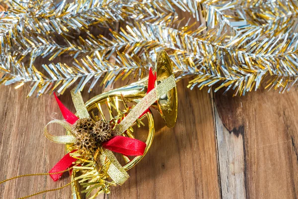 Золотое Рождество и новогодние украшения на деревянном полу . — стоковое фото