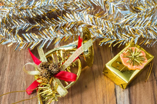 Zlatý vánoční a novoroční výzdoba na dřevěnou podlahu. — Stock fotografie