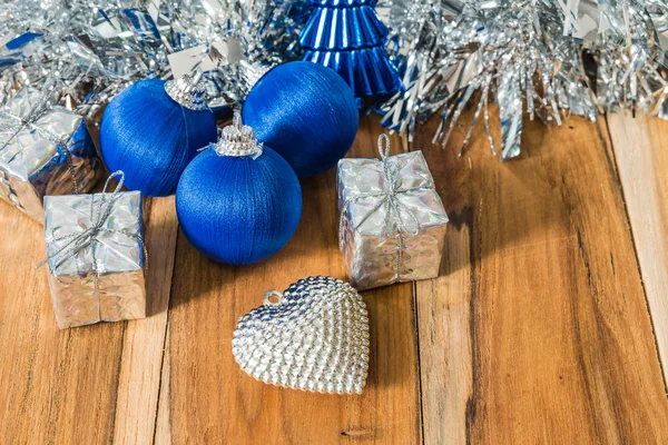 Azul decorado para Navidad y Año Nuevo. En el fondo de —  Fotos de Stock