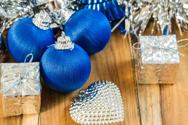 Azul decorado para Navidad y Año Nuevo. En el fondo de —  Fotos de Stock