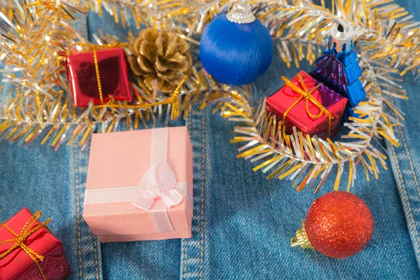 Dárková krabice dekorace na džíny pro Vánoce a nový rok. — Stock fotografie