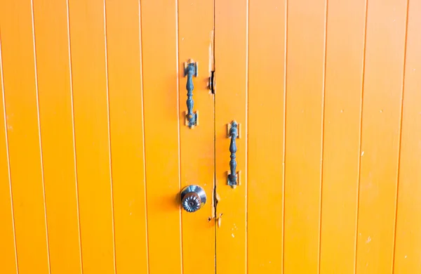 Дверь из апельсинового дерева закрывается — стоковое фото