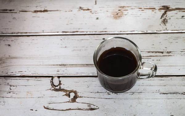 Xícara de café preto no chão de madeira branco . — Fotografia de Stock