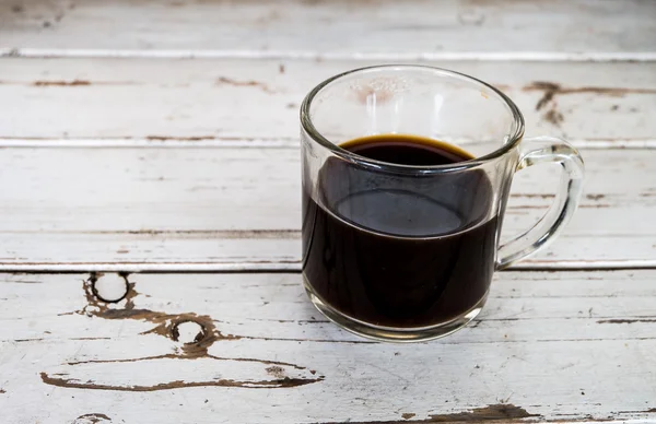 Xícara de café preto no chão de madeira branco . — Fotografia de Stock