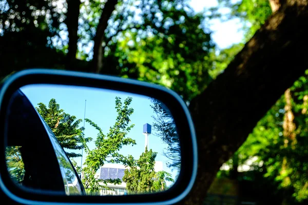 Reflexão de árvores e edifícios. Através do espelho retrovisor — Fotografia de Stock