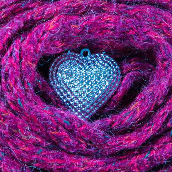Gros plan Fond Saint-Valentin avec coeur argenté et foulards — Photo