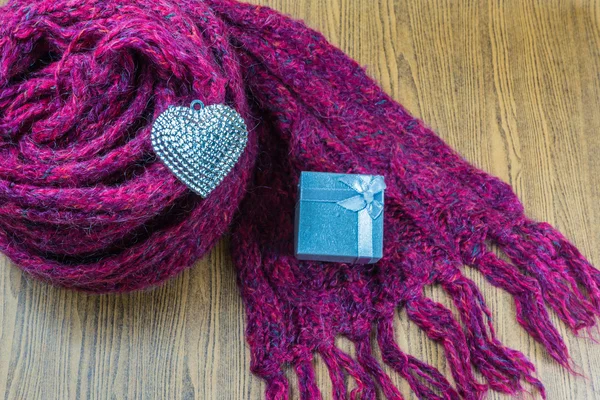 Fond Saint-Valentin avec boîte cadeau Coeur argenté et foulards — Photo