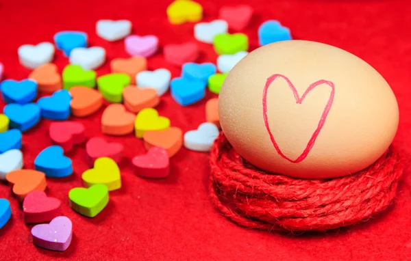 Valentines day background with heart symbol on egg and colorful — Stock Photo, Image